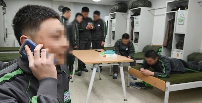 올해 훈련병 휴대전화 쓸 수 있나...국방부 답변 내놨다