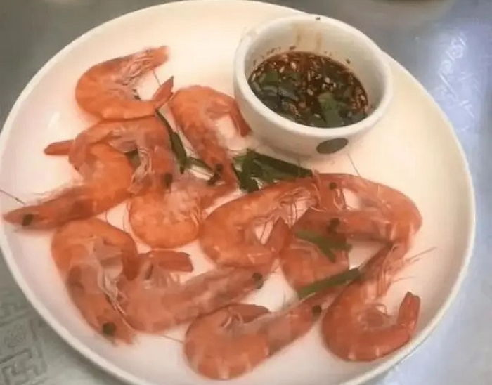 “2만원짜리 새우구이 시켰더니 13마리 나와...비싸다고 항의한 제가 진상인가요?”