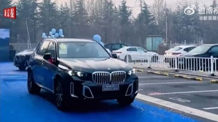 고생한 직원들 위해 BMW 16대 통크게 선물한 바이오 회사 사장님