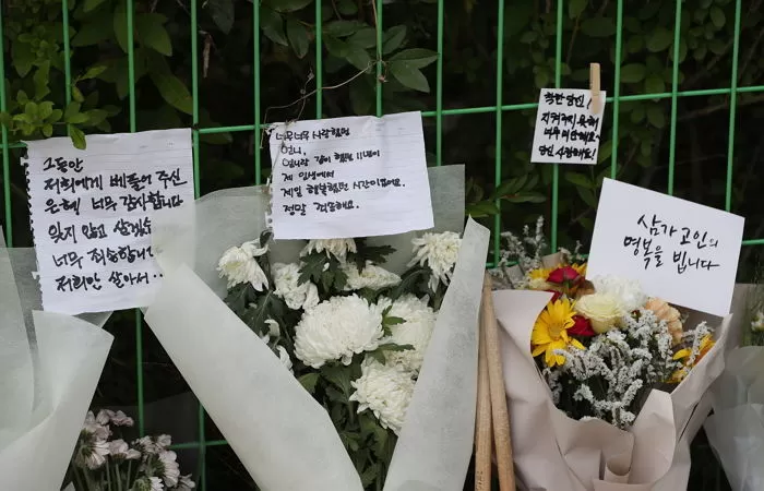 서현역 사건 현장에 놓여진 국화꽃 / 뉴스1