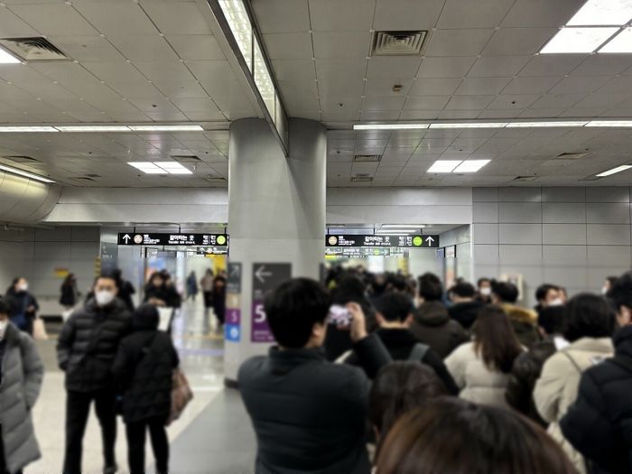 “주말 롯데월드 대기열인 줄”...어제(4일)자 ‘김포 골드라인’ 퇴근길 상황