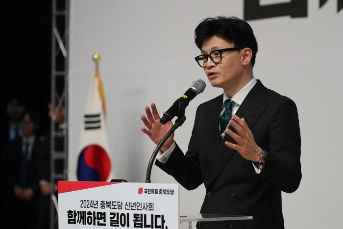 한동훈, 지지자들 ‘셀카’ 요청에 하나하나 다 찍어주다가 기차 놓쳤다
