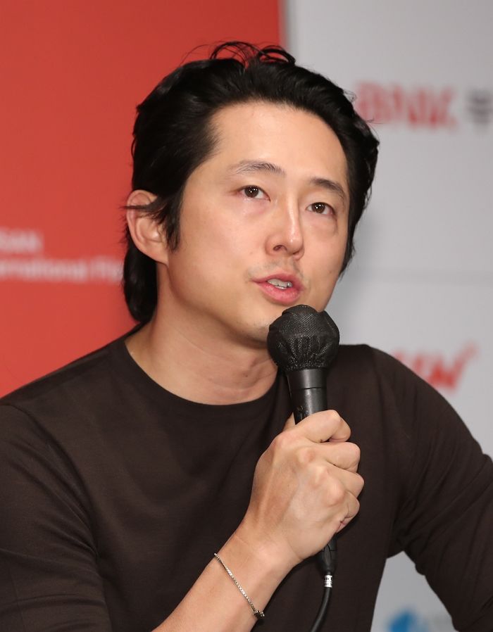 스티븐 연, 미국 골든글로브 TV부문 남우주연상 수상...한국계 배우 최초