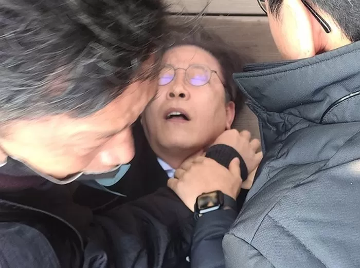 이재명 더불어민주당 대표가 2일 오전 부산 가덕도에서 신원미상인에게 습격을 당한 뒤 쓰러져 있다. / 뉴스1  