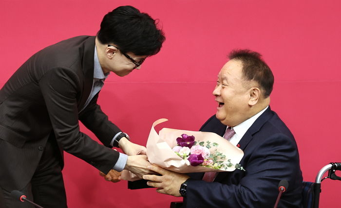 더불어민주당 탈당한 5선 의원, 한동훈 제안 받고 국민의힘 입당