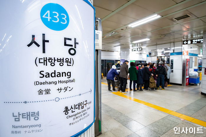 “의자 없다고 놀라지 마세요”...내일(10일) 출근길부터 지하철 4호선 열차 한 칸만 의자 없앤다