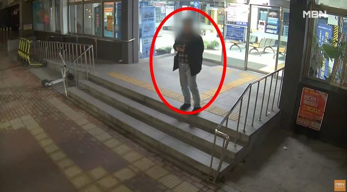 길 가던 여성에게 다가가 ‘어깨빵’ 해버린 남성...피해자, 엉덩이뼈 부서졌다 (영상)