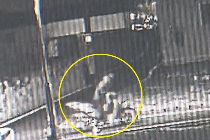 오토바이 훔치려다 실패하자 희귀병 아들과 치매 노모 살고 있는 가정집 ‘방화’한 10대 (영상)
