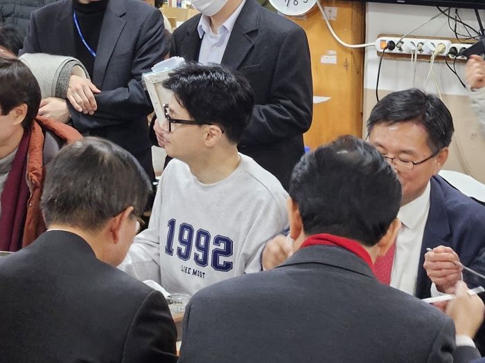 부산 간 한동훈이 입고 등장한 ‘1992 맨투맨’...무신사서 랭킹 1위 찍었다