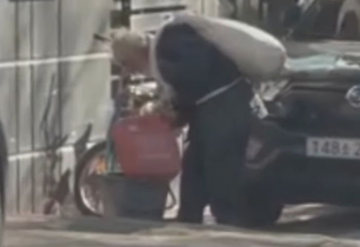“할아버지가 김해시 일대 돌아다니며 음식물 쓰레기통에서 찌꺼기를 꺼내 먹고 있습니다”
