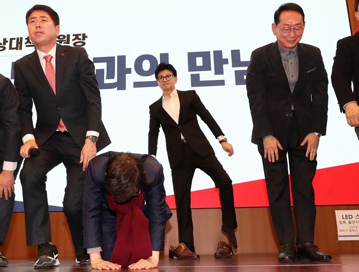 부산 시민들 앞에서 ‘구두 벗고’ 큰절 한동훈...“총선에서 반드시 이겨야 한다”