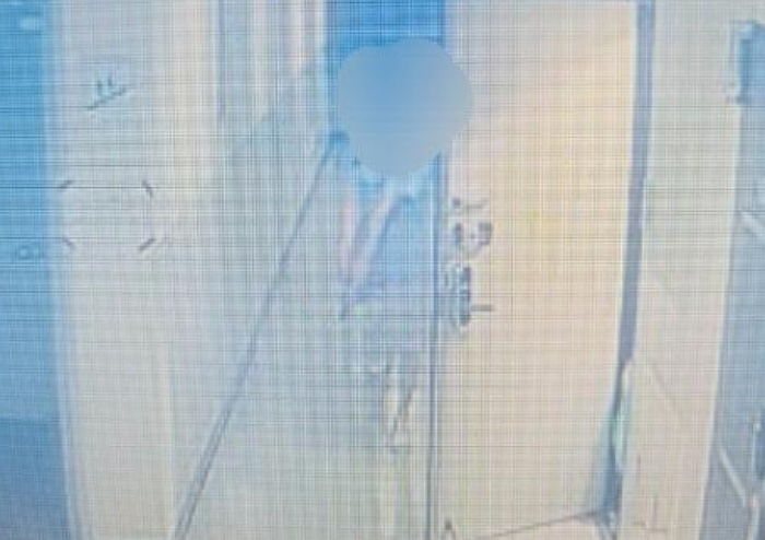 “밖에 놔둔 게 잘못, 무릎이라도 꿇어야 되냐”...택배 훔쳐간 옆집 여자의 뻔뻔한 태도