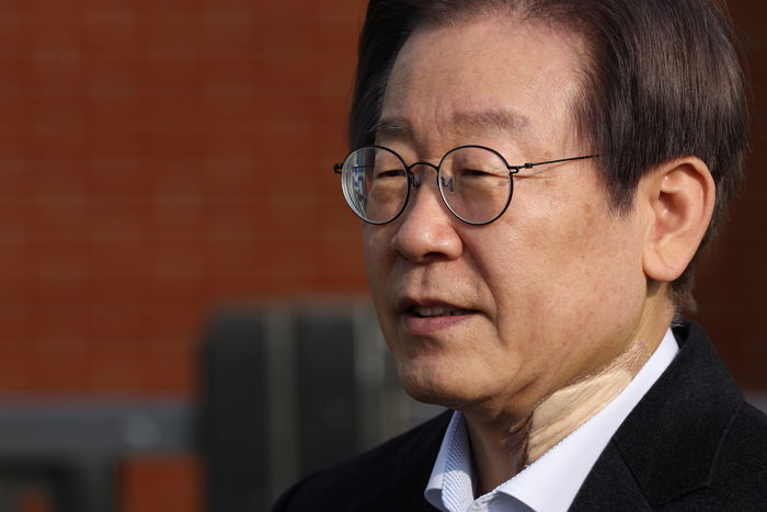 이재명, ‘피습’ 당할 때 입었던 셔츠 옷깃에 구멍 뚜렷...“폐기 직전 수거”