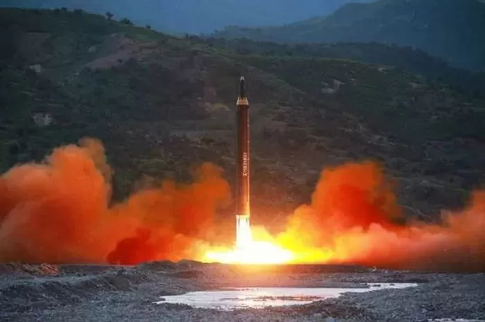 2017년 5월 21일 오후 북한이 평안남도 북창 일대에서 탄도미사일 1발을 발사하는 장면 / 뉴스1