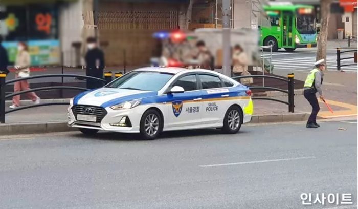 집 앞까지 데려다준 취객이 대문 앞에서 얼어 죽어...경찰관 2명 처벌받았다