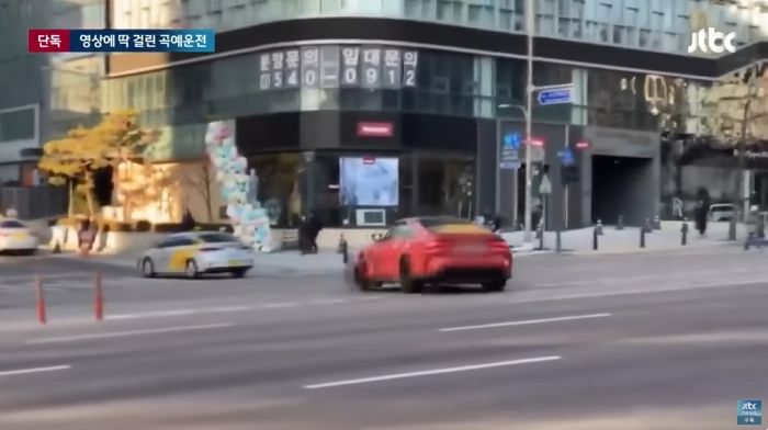 서울 강남 한복판인 도산대로에서 대놓고 ‘드리프트’하는 빨간색 스포츠카 (영상)
