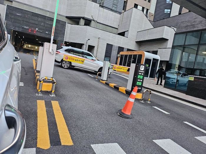 경차 자리 2칸 차지해 스티커 붙였더니...부산 아파트 단지 출입구 막은 ‘BMW 빌런’