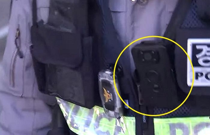 경찰관들이 사비 털어서 사는 ‘보디캠’ 정부가 보급한다...“과잉진압·맞는 경찰 줄일 것”