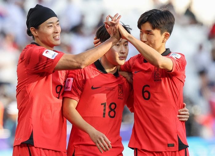 인터뷰하는 이강인 보고 잠깐 들러 머리 ‘쓰담쓰담’해준 흥민이형 (영상)