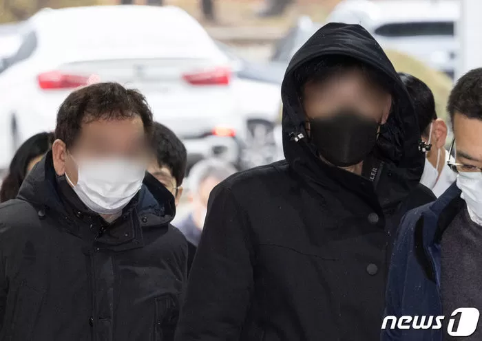 핵심 반도체 기술을 중국 업체에 넘긴 혐의를 받는 삼성전자 전직 부장 김모 씨와 관계사 전 직원 방모 씨가 15일 오후 서울 서초구 서울중앙지방법원에서 열린 구속 전 피의자 심문(영장실질심사)에 출석하고 있다. /뉴스1