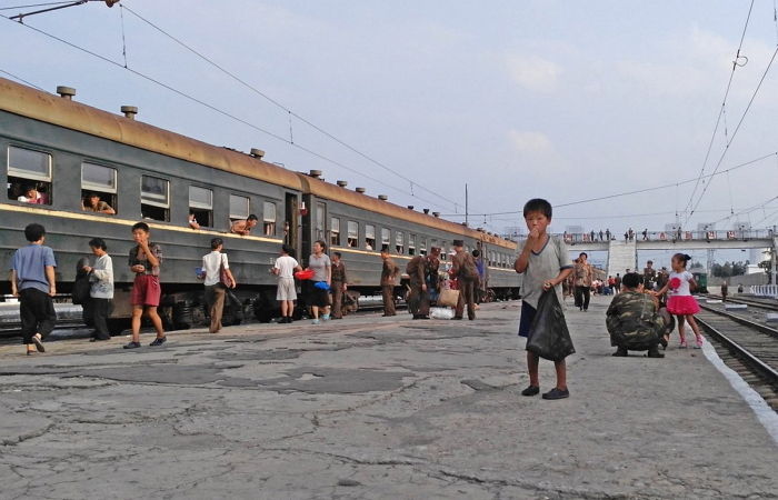 북한 평양 출발한 열차, ‘전력 부족’으로 탈선...400명 이상 사망