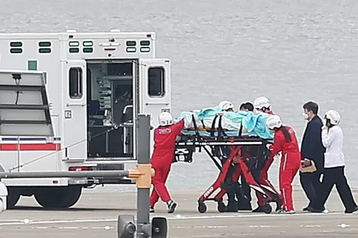 부산에서 신원 미상 남성에게 피습을 당한 이재명 더불어민주당 대표가 2일 오후 서울 동작구 노들섬에 헬기를 통해 도착해 서울대병원으로 이송되고 있다. / 뉴스1