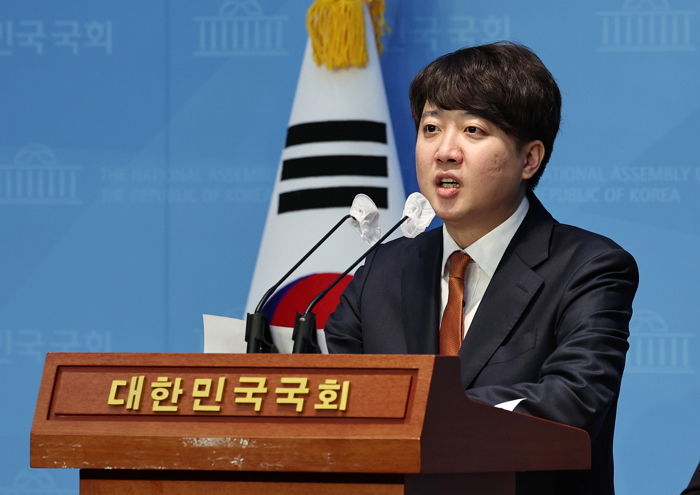이준석 “65세 이상 노인 ‘지하철 무임 승차’ 혜택 폐지하겠다” 공약 내놔