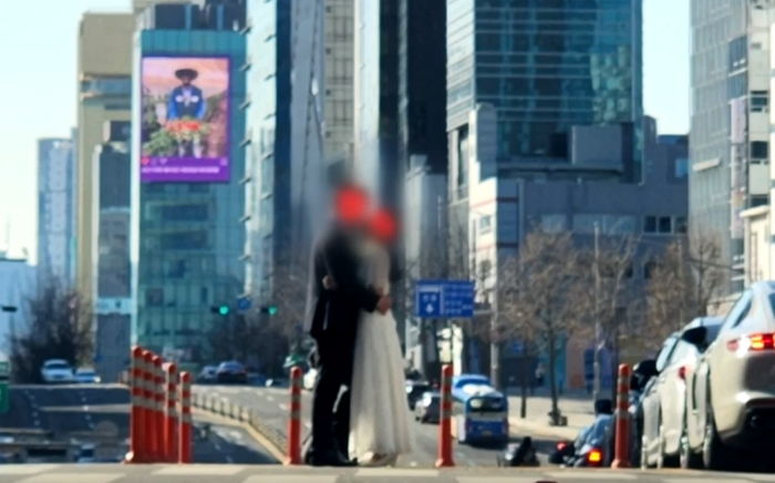 강남구 도산대로 한복판에서 빨간불 틈 타 웨딩사진 찍는 예비부부