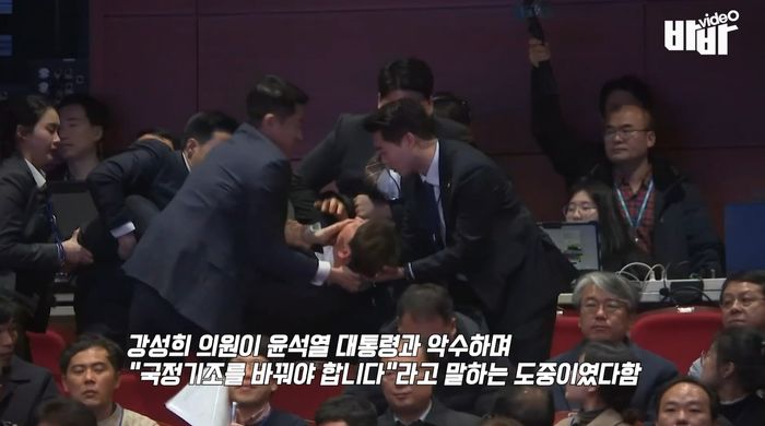 尹 대통령에 “국정 기조 바꿔라” 외치다 끌려나간 진보당 국회의원 (영상)