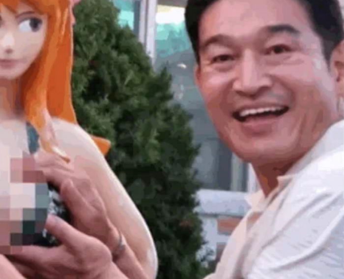 여직원 상습 성추행 의혹 받는 유명 정치인...원피스 ‘나미’ 가슴 만진 ‘인증샷’ 논란