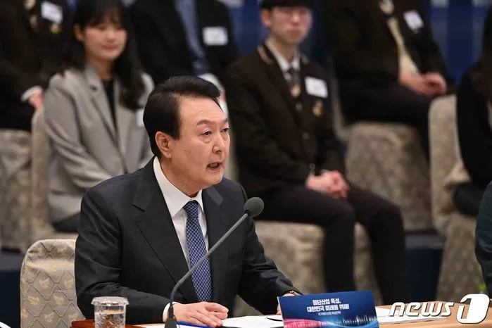 윤석열 대통령이 지난해 3월15일 청와대 영빈관에서 열린 제14차 비상경제민생회의를 주재하며 반도체 메가 클러스터 조성 방안을 언급하고 있다. / 뉴스1