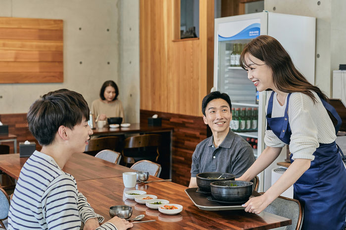 “내 손톱 망가질 거 같아서”...식당 알바생에게 ‘오렌지 껍질’ 까달라고 요구한 손님