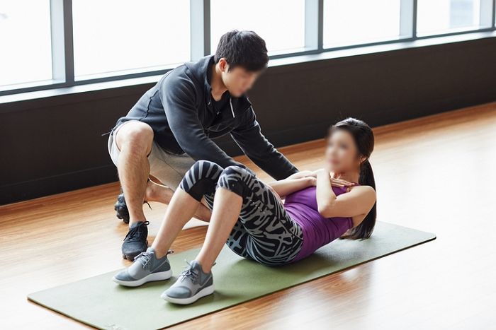트레이너 ‘성추행’으로 고소한 여성...“강제추행 맞다 vs PT 중 당연한 접촉” (영상)