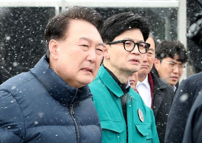 윤 대통령, 서천시장 화재 현장서 한동훈 위원장 만났다...함께 현장 점검