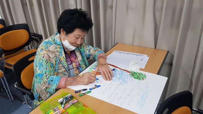 평생 학교 한번 다닌 적 없었던 할머니, 93살에 ‘초등학교 졸업장’ 땄다