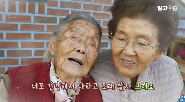 암 걸렸던 85세 딸 회복했다는 말에 통장 털어 ‘짜장면’ 사주는 102세 엄마 (영상)