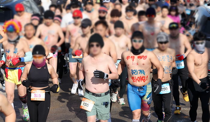 영하 12도 강원 대관령서 열린 ‘알몸 마라톤대회’...남녀 600명 이상 벗고 달려