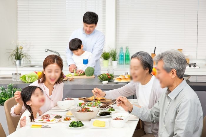 “갈비찜·장어구이 하는 날만 빈손으로 찾아와 싹쓸이하는 남동생 부부...제가 속이 좁은 걸까요”