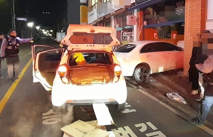 벤츠 몰고 만취운전하며 식당 돌진한 20대 여성...도주하다 검거