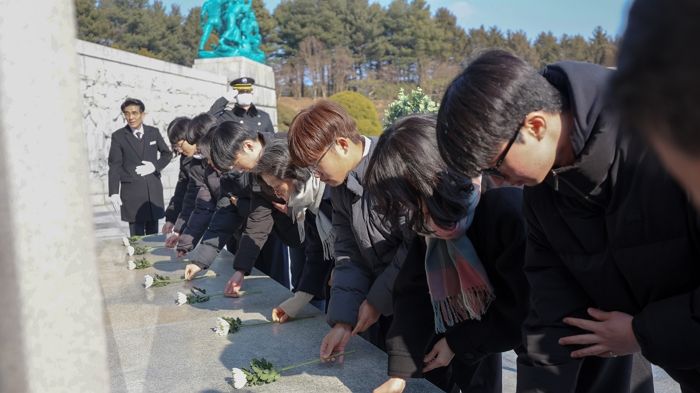 천안함 때 아빠, 암으로 엄마 잃은 아들...묘비 앞에 ‘대학 합격증’ 바쳤다