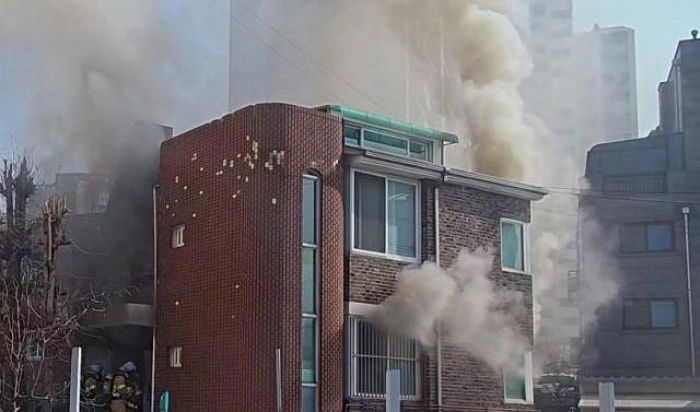 퇴근하고 국밥 먹던 소방관 2명...연기 발견하고 달려가 화상 입고 쓰러진 60대 구조