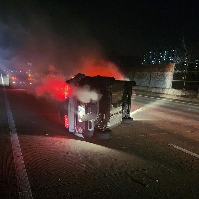 “고속도로에서 전복된 차에서 구해주신 ‘코란도’ 은인 3분을 찾습니다”