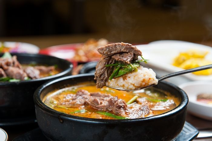 “음식 잘못 나가 다시 해준다는데도 국밥 휘저어놓고 계산 안 한 손님들 진상 아닌가요?”
