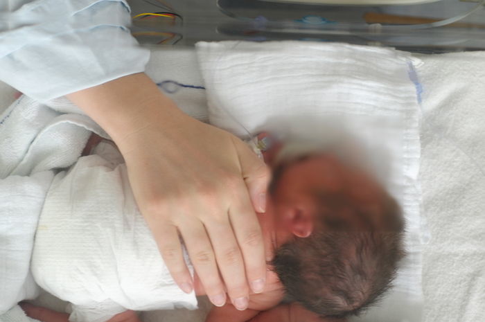 모텔서 2개월 된 쌍둥이 자매 사망...20대 엄마 “울어서 엎어놨다”
