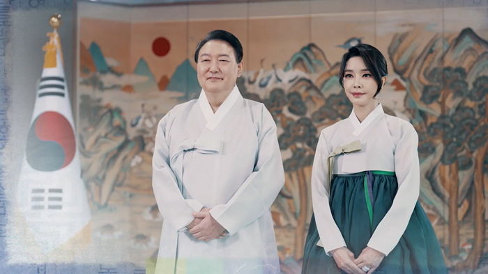 대통령 설 명절 인사에 김건희 여사 빠져...“尹, 합창단과 ‘이 노래’ 함께 불렀다”