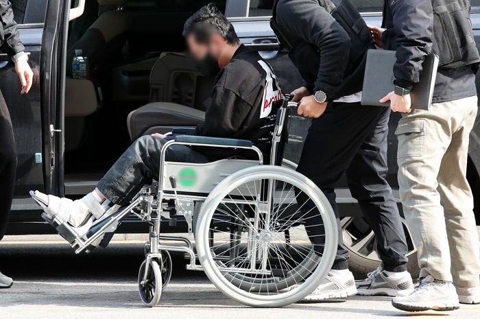 아내 감금하고 ‘성인방송’ 강요해 죽게 한 30대 남편...휠체어 타고 등장