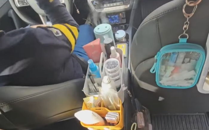 손님들 위해 ‘고데기+거울’ 설치해 인기 폭발한 대전 택시 기사...카카오는 ‘운영 정지’ 통보