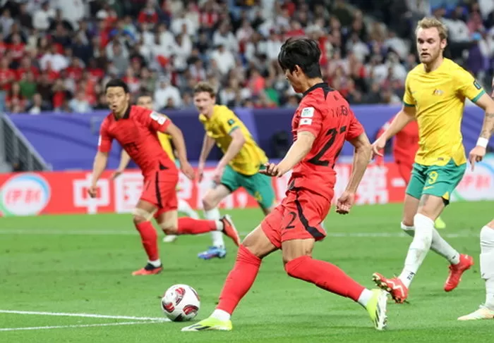 대한민국 설영우가 2일(현지시간) 카타르 알와크라 알자누브 스타디움에서 열린 2023 아시아축구연맹(AFC) 카타르 아시안컵 8강전 호주와 대한민국의 경기에서 황희찬에게 패스를 하고 있다. / 뉴스1  