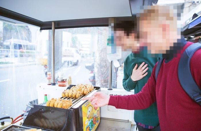 붕어빵 사려면 현금만 받던 명동 노점상, 이제 카드 결제 된다...가격 올릴 땐 구청과 사전 협의