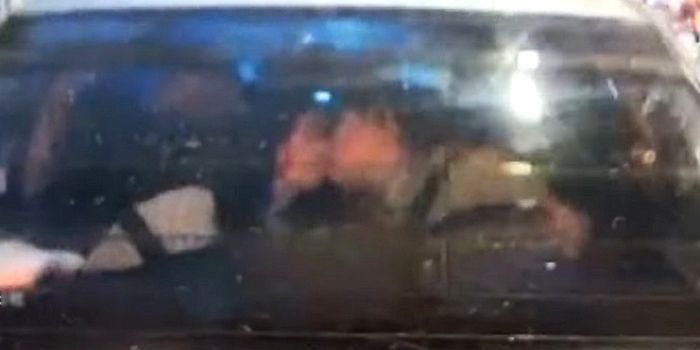 비 오는 날 조수석 앉은 여친과 ‘폭풍 키스’하다 앞차와도 뽀뽀해버린 남성 (+영상)